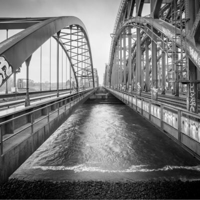 Schwarz-weiß-Aufnahme der Norderelbbrücke