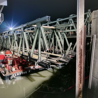 Eisenbahnbrücke wird von schwimmender Plattform aus mit Hubvorrichtung abgesenkt.