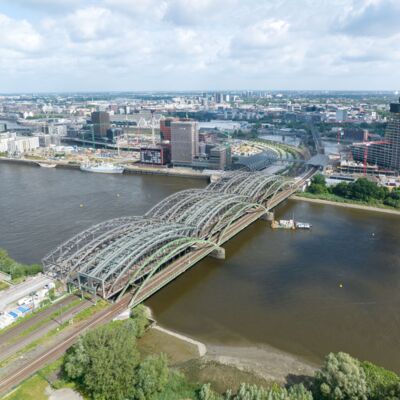 Luftbild der Norderelbbrücken, schräg von der Seite aufgenommen
