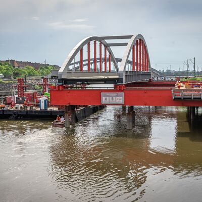 Neue Hilfsbrücke auf Montageplattform, links daneben eine schwimmende Plattform.
