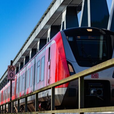 Rote S-Bahn auf der Süderelbbrücke