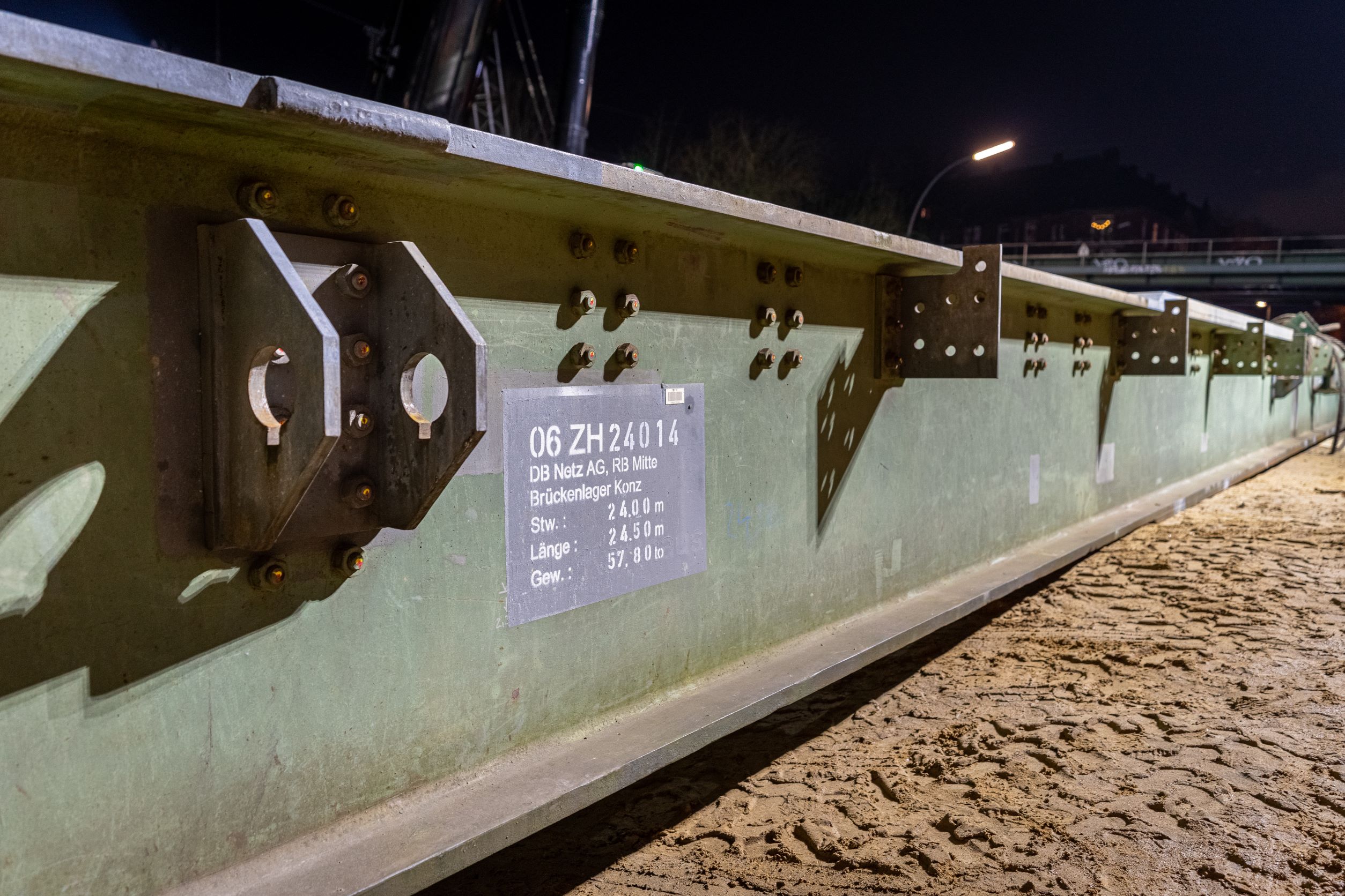 Hilfsbrücke mit Aufschrift "06 ZH 24014, DB Netz AG, RB Mitte, Stw.: 24.00 m, Länge: 24,50 m, Gew.: 57.80 to"