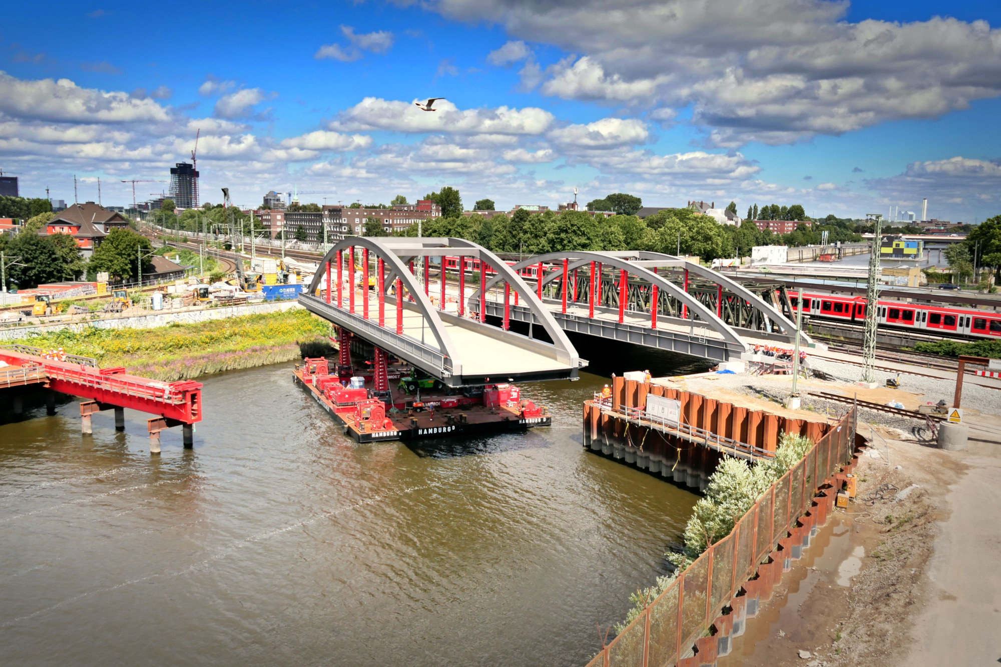 Die Stabbogenbrücke 2 wird mit dem Ponton eingeschwommen.