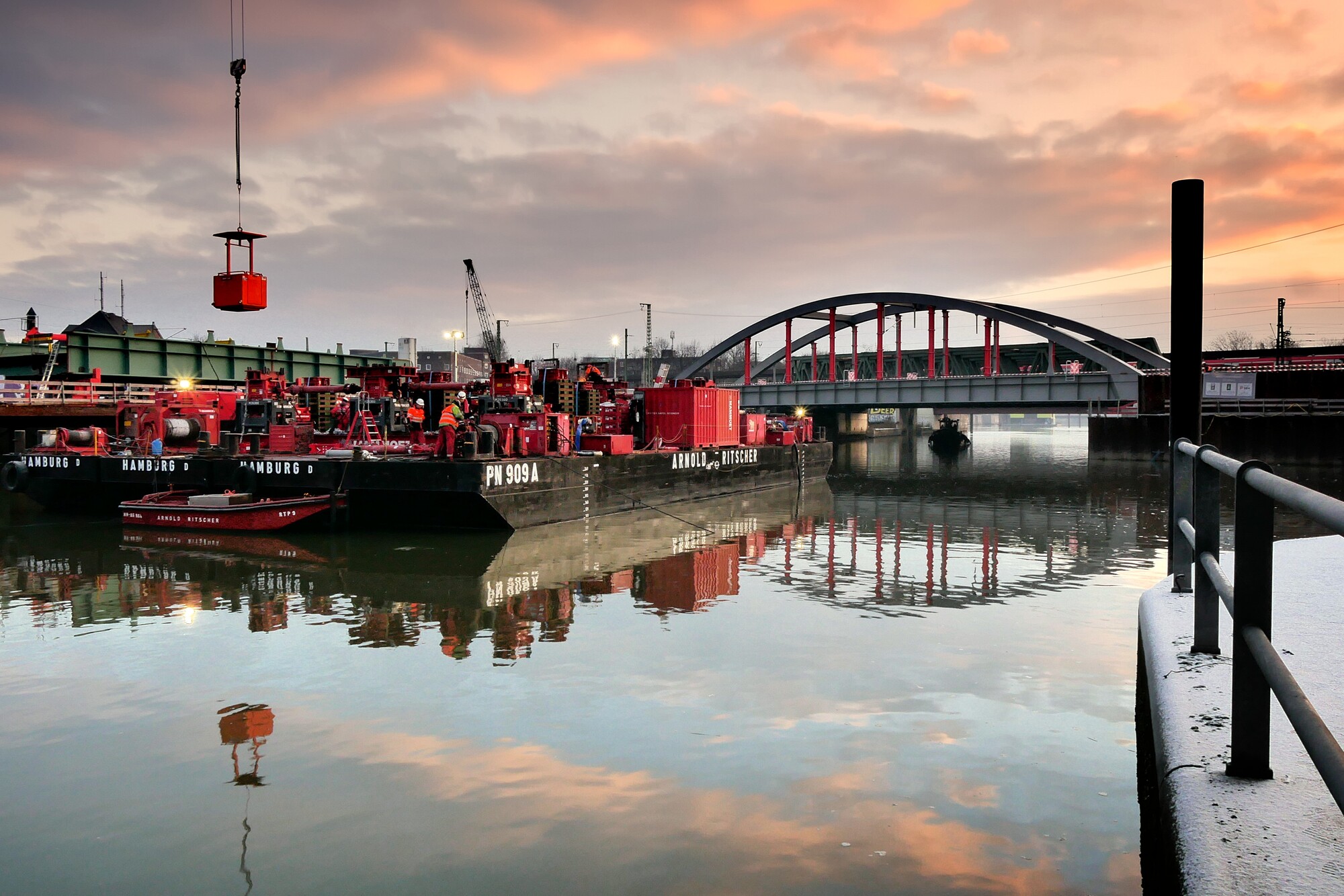 Schwimmende Arbeitsplattform vor Eisenbahnbrücke Zollkanal.