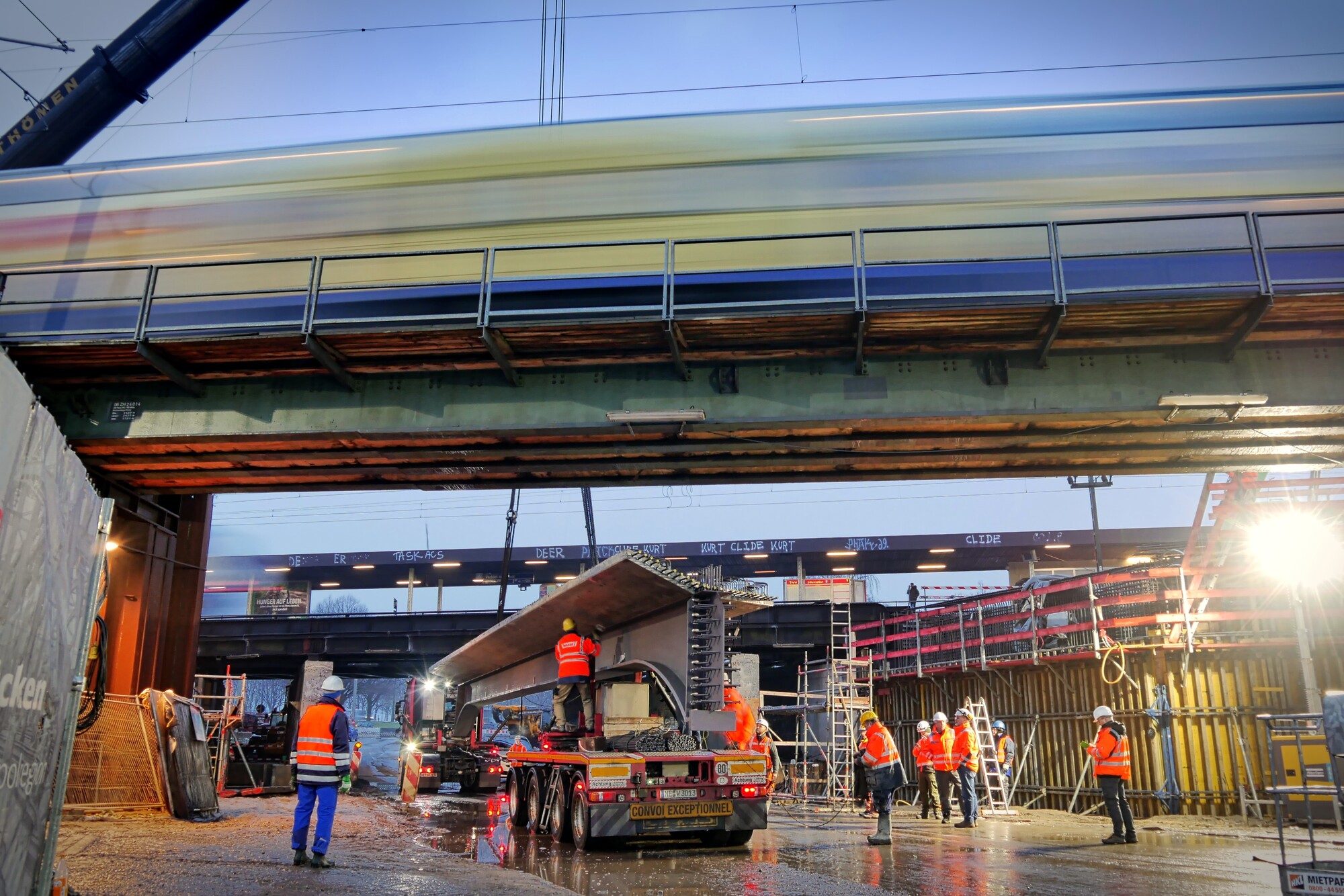 Schwerlasttransporter liefert großen Stahlträger an der Harburger Chaussee an.